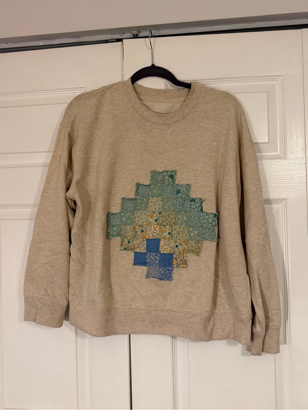 Women's Crewneck Pullover Sweatshirt with quilted Blue-Green Patchwork